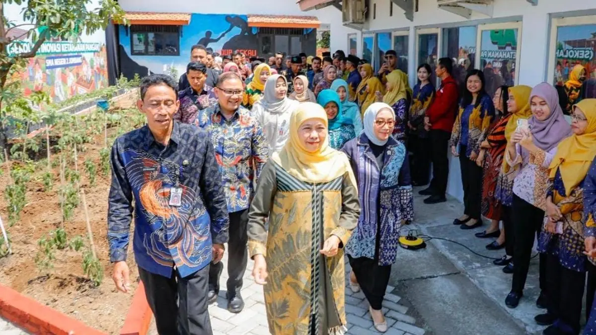 KREATIF: Kepala SMAN 2 Jombang, Budiono, bersama Gubernur Jatim, Khofifah Indar Parawansa, dan Menteri PPPA, Arifatul Choiri Fauzi,  meninjau program SIKAP di halaman SMAN 2 Jombang, Jumat (28/8). (Wenny Rosalina/Radar Jombang)
