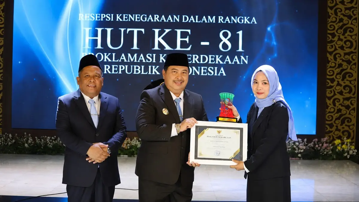 SUKSES: Fungsional Perencana Ahli Muda DLH Jombang, Kholida Krisnawati SAB ME, menerima penghargaan dari Bupati Warsubi di Pendopo Kabupaten Jombang, Senin (17/8). (IST)