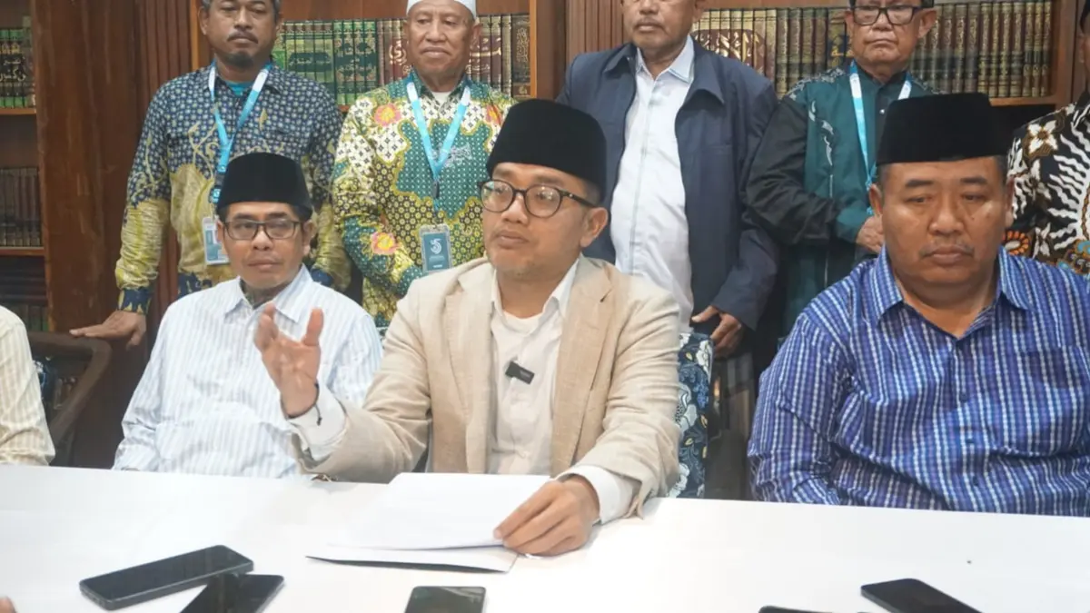 TEGAS: Pengasuh Pondok Pesantren Mambaul Maarif Denanyar, KH Abdussalam Shohib atau Gus Salam, saat konferensi pers di Denanyar, Jombang. (Anggi Fridianto/Radar Jombang)