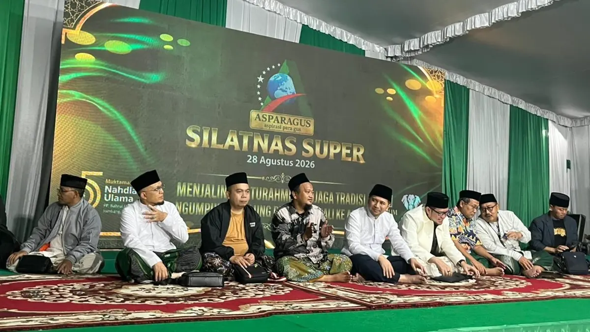 TELADAN: Wakil Ketua 3 DPRD Jombang, HM Syarif Hidayatullah ST MMT (Gus Sentot), bersama Wagub Jatim, Emil Dardak, menghadiri Silatnas Super Asparagus di PP Bahrul Ulum Tambakberas, Jumat (28/8) malam. (Rojiful Mamduh/Radar Jombang)
