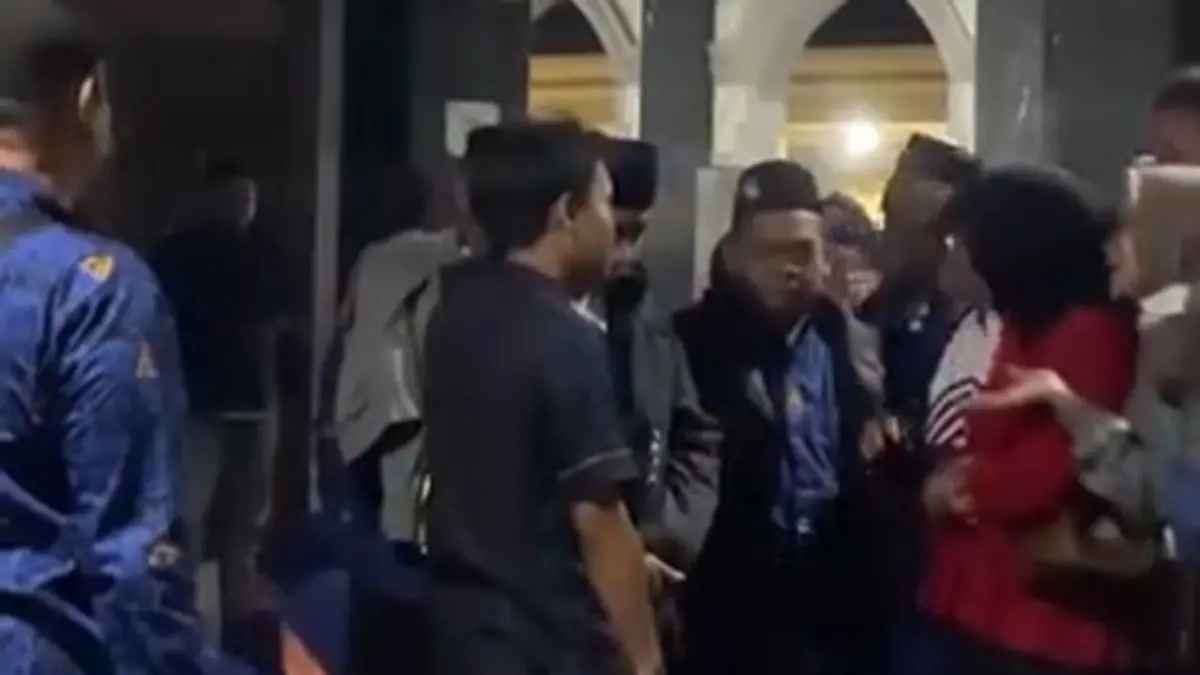 Rencana keberangkatan sekitar 200 calon jemaah umrah melalui PT Annisa Ahmada Travelindo (ITS Grup) berujung kericuhan di Masjid Agung Baitul Mukminin, Minggu (30/8). (IST)