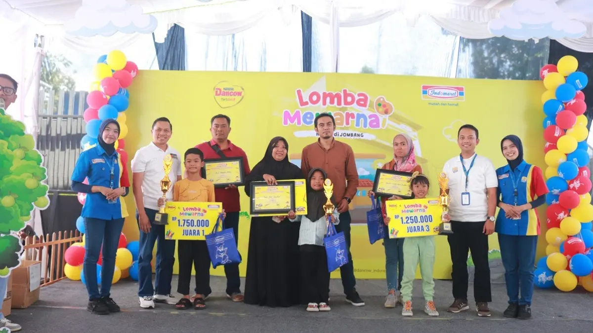 APRESIASI: Branch Manager PT Indomarco Prismatama Sugeng Riyadi (dua dari kiri), Area Koordinator Dancow Dwi Marta Setyanto (tengah berkemeja cokelat), Deputy Branch Manager PT Indomarco Prismatama Willy Novianto (dua dari kanan) memberikan penghargaan kepada para pemenang lomba. (Dwi Aris/Radar Jombang)