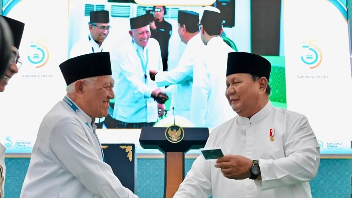 ANTUSIAS: Presiden Prabowo Subianto hadir dan menerima kartu anggota NU pada penutupan Muktamar ke-35 NU di Jombang, Kamis (27/8). (Anggi Fridianto/Radar Jombang)