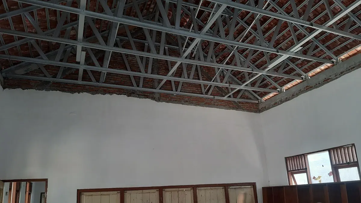 Bagian dari rehabilitasi SDN Jarak 1 Kecamatan Jogoroto yang dinilai kurang pas, (31/8).  