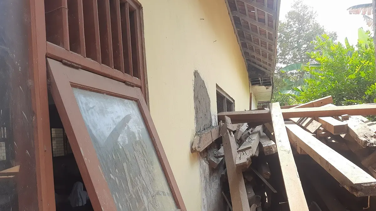 Bagian dari rehabilitasi SDN Jarak 1 Kecamatan Jogoroto yang dinilai kurang pas, (31/8).  