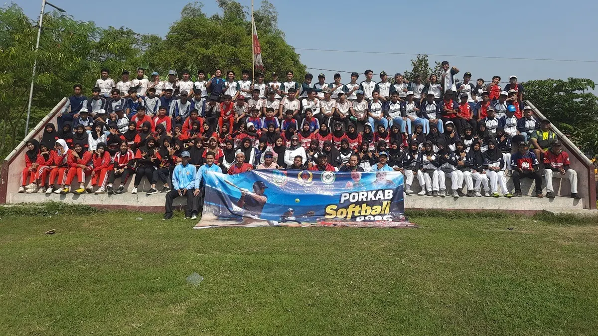 BERPRESTASI: Peserta final Porkab softball U-19 di Lapangan Desa Sebani, Sumobito, Jombang, Sabtu (29/8). (Wenny Rosalina/Radar Jombang)