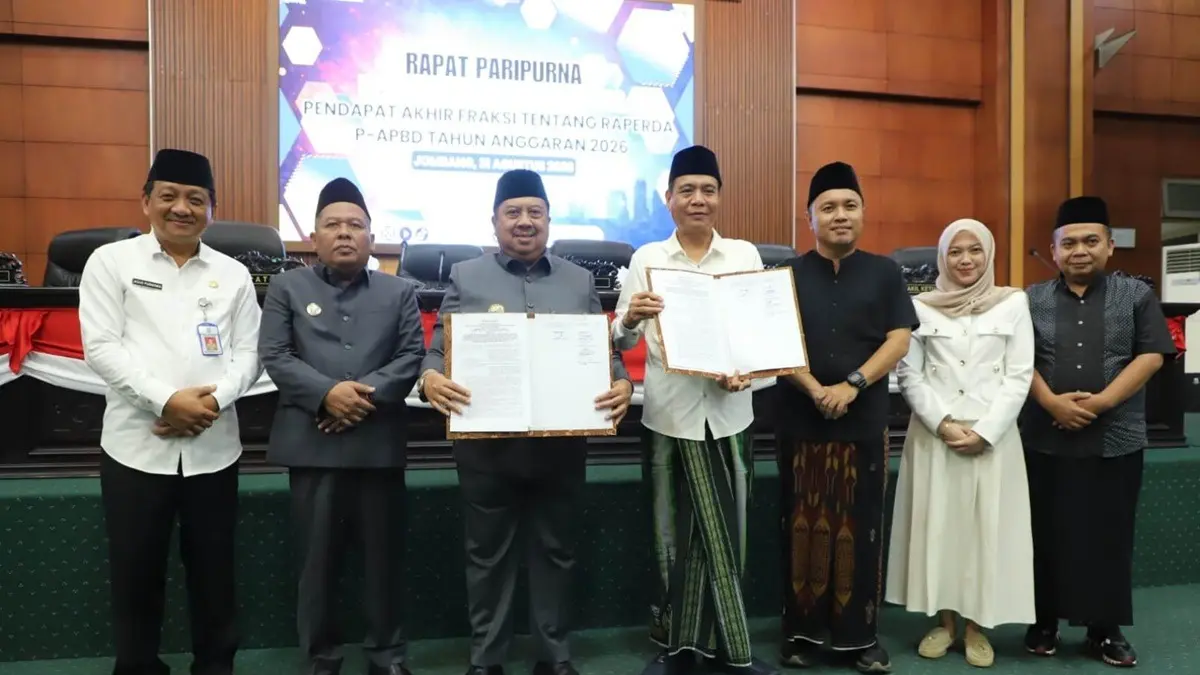 DISEPAKATI: DPRD dan Pemkab Jombang menyepakati Raperda P-APBD 2026 menjadi Perda, Senin (31/8). (Azmy Endiyana/Radar Jombang)