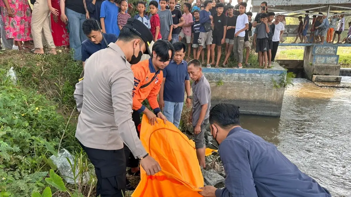 EVAKUASI: Petugas mengevakuasi jasad bayi perempuan yang ditemukan di aliran sungai Dusun Wonorejo, Desa Sidowarek, Kecamatan Ngoro, Jombang, Minggu (30/8). (Achmad RW/Radar Jombang)