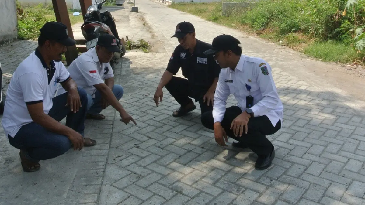 Kepala Desa Peterongan Ali Muzaki (paling kanan) didampingi Ketua TPK Desa Peterongan Mochammad Sofi’i, Kasun Peterongan Mochammad Sodikin dan Sekretaris TPK Desa Peterongan Fajar Eka saat meninjau hasil pembangunan jalan paving di Dusun Peterongan.