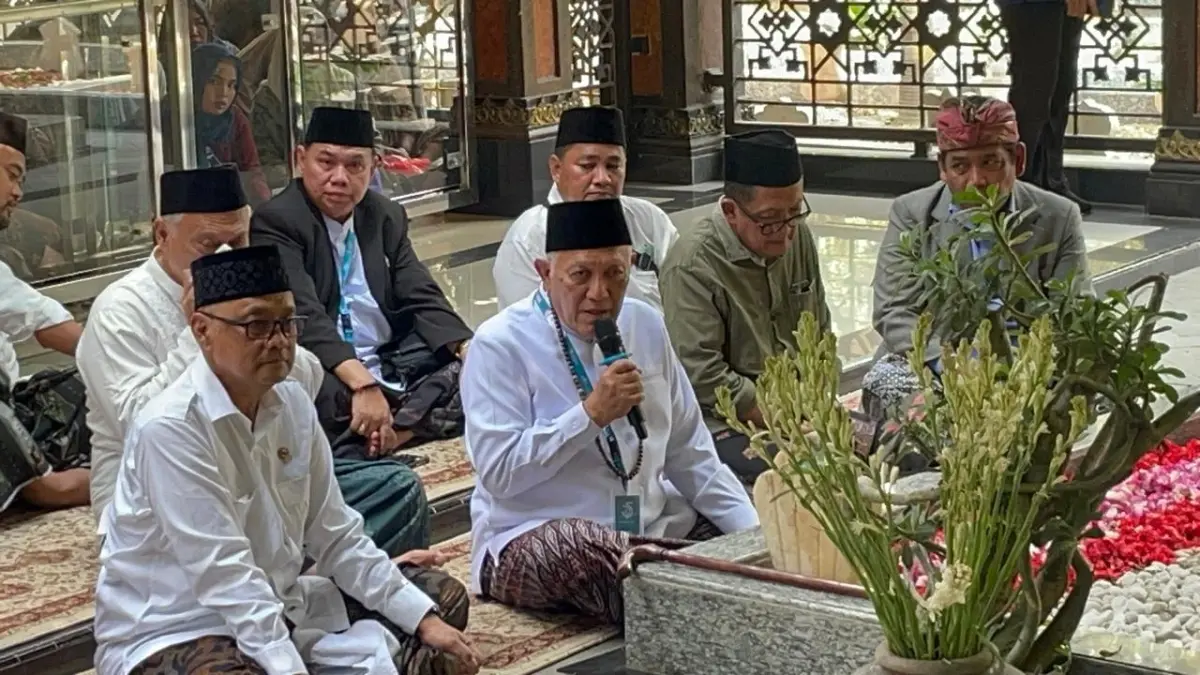 KH Abdul Hakim Mahfudz atau Gus Kikin Ketua Umum Pengurus Besar Nahdlatul Ulama (PBNU) saat ziarah ke makam Mbah Hasyim, Senin (31/8).