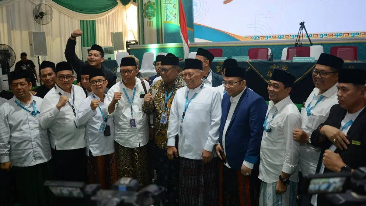 KH Miftachul Akhyar sebagai Rais Aam dan KH Abdul Hakim Mahfudz (Gus Kikin) sebagai Ketua Umum PBNU periode 2026–2031. (Anggi Fridianto/Radar Jombang)