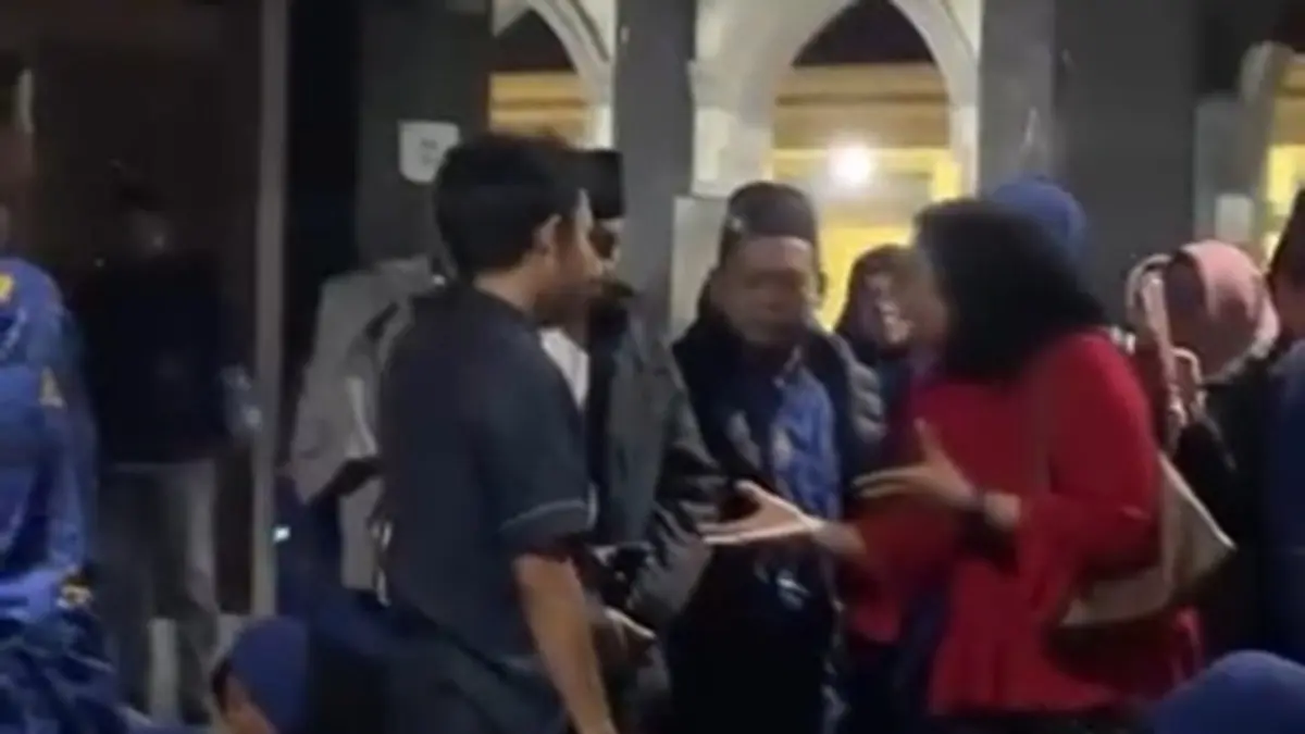 Rencana keberangkatan sekitar 200 calon jemaah umrah melalui PT Annisa Ahmada Travelindo (ITS Grup) berujung ricuh di Masjid Agung Baitul Mukminin, Jombang, Minggu (30/8). (IST)