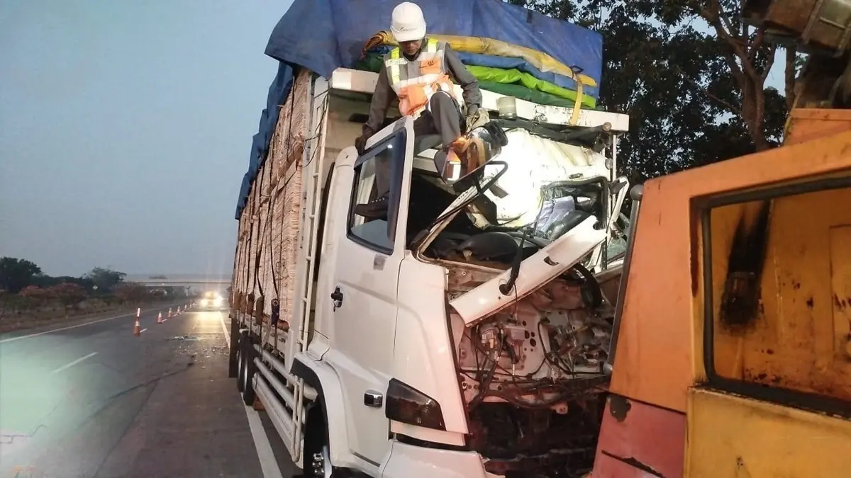 RINGSEK: Kondisi salah satu truk yang mengalami kecelakaan di KM 702+600 jalur A Tol Jombang-Mojokerto (Jomo), Desa Jombok, Kecamatan Kesamben, Jombang, Senin (31/8) dini hari. (Achmad RW/Radar Jombang)