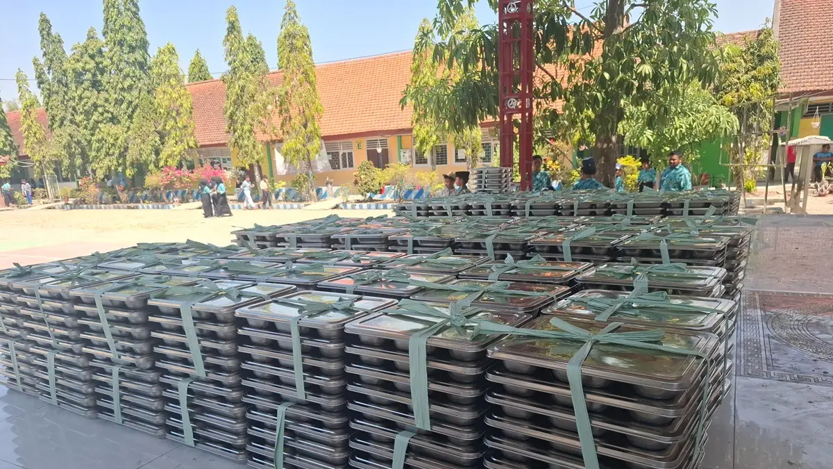 BIKIN TRAUMA SISWA: Ratusan ompreng berisi Makanan Bergizi Gratis (MBG) dibiarkan menumpuk di halaman SMPN 1 Kabuh, Jombang, Kamis (3/9) siang. (Achmad RW/Radar Jombang)