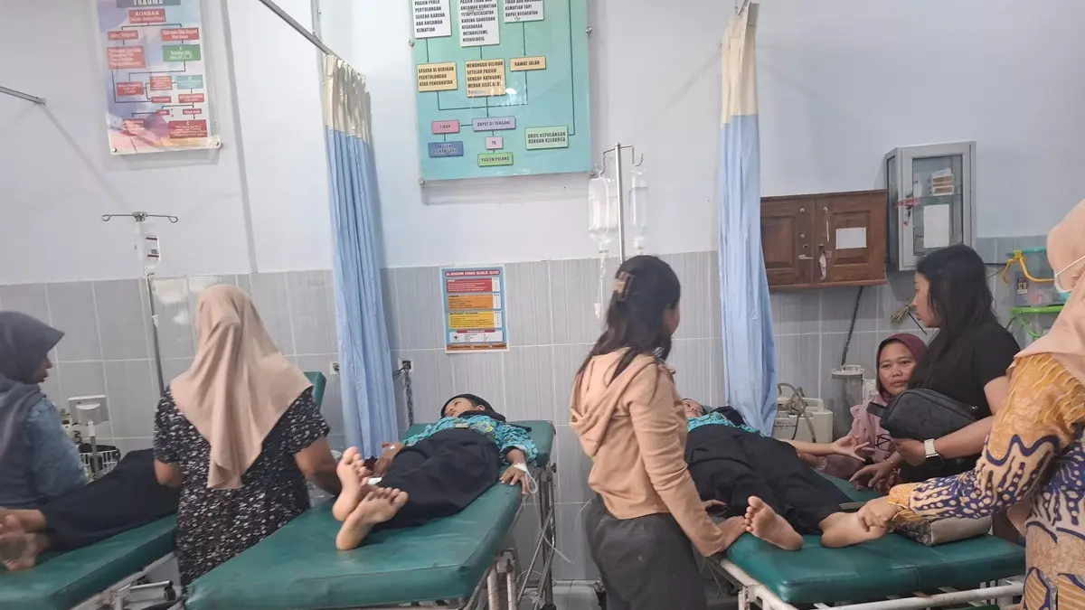 DIRAWAT: Sejumlah siswa masih menjalani perawatan di Puskesmas Kabuh, Jombang hingga Kamis (3/9) siang. (Achmad RW/Radar Jombang)
