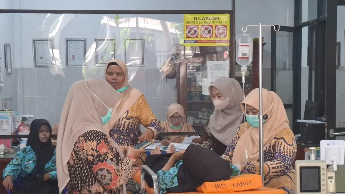DIRAWAT: Sejumlah siswa SMPN 1 Kabuh menjalani perawatan di Puskesmas Kabuh, Jombang, Kamis (3/9). (Achmad RW/Radar Jombang)