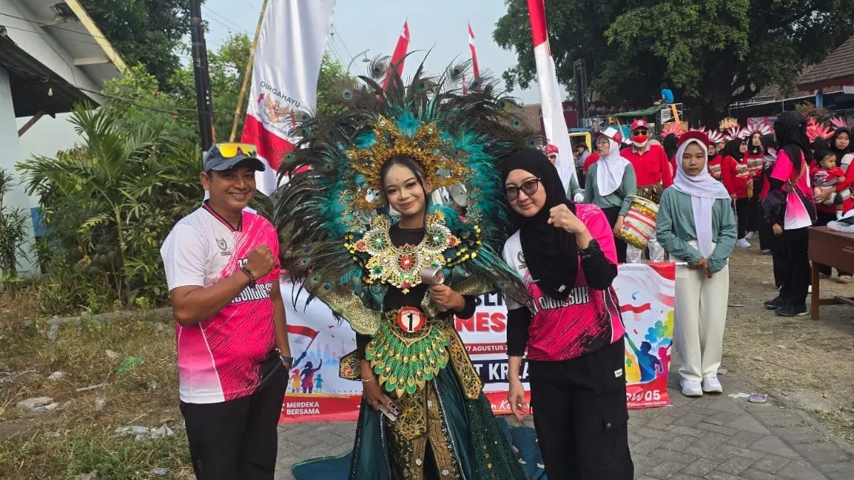 MERIAH: Kepala Desa Balongbesuk M. Saifur (paling kiri) membaur bersama peserta saat membuka kegiatan jalan sehat kreasi Desa Balongbesuk, Diwek, Jombang, Minggu (23/8) pagi. (Dwi Aris/Radar Jombang)