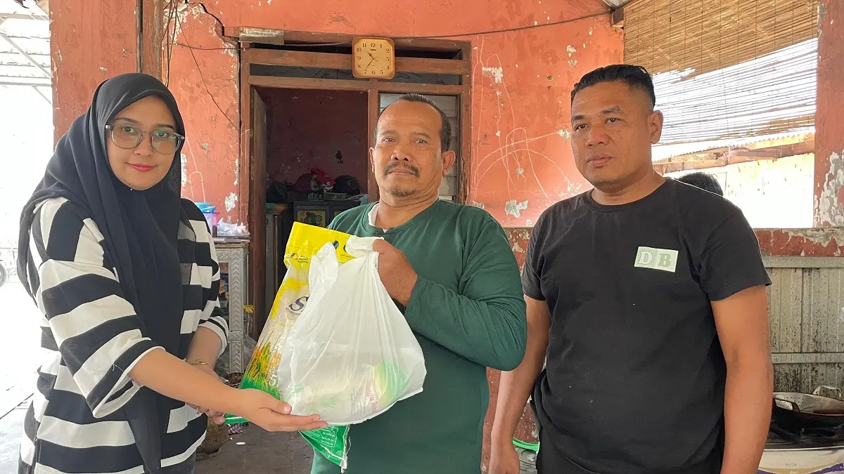PT SGN PG Djombang Baru menyalurkan bantuan kepada masyarakat di sekitar wilayah perusahaan. (IST)