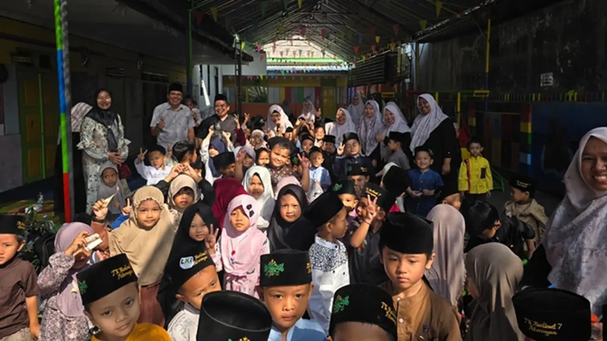 TELADAN: Wakil Ketua 3 DPRD Jombang, HM Syarif Hidayatullah ST MMT (Gus Sentot), mengunjungi KB TK Muslimat 7 Peterongan, Kamis (3/9). (Rojiful Mamduh/Radar Jombang)