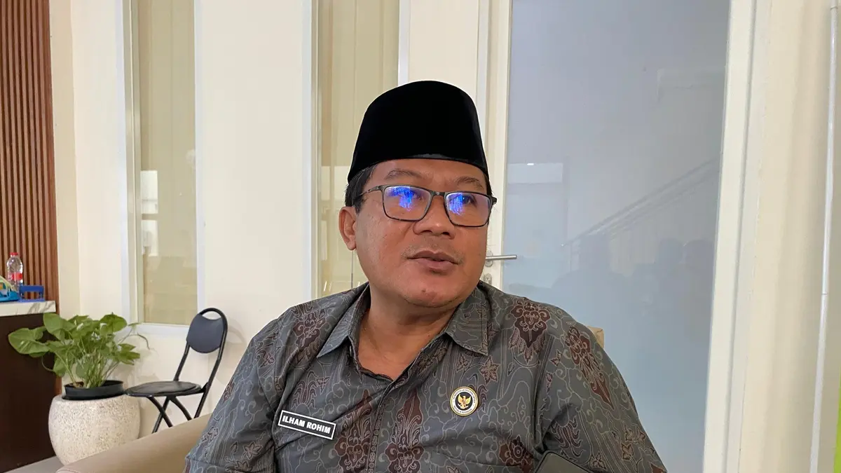 BERI PENJELASAN: Kepala Kantor Kemenhaj Kabupaten Jombang Ilham Rohim. (Anggi Fridianto/Radar Jombang)