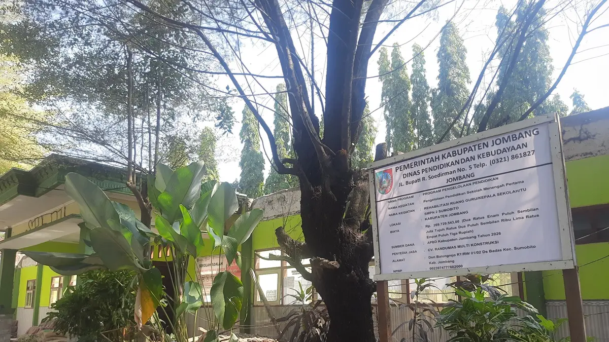 DIKEBUT: Rehab di SMPN 2 Sumobito, Jombang, satu-satunya SMP yang belum rampung, (2/8). (Wenny Rosalina/Radar Jombang)