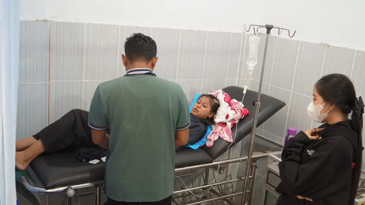 DIRAWAT: Siswa SMPN 1 Kabuh menjalani perawatan intensif di Puskesmas Kabuh, Jombang, Jumat (4/9). (Achmad RW/Radar Jombang)