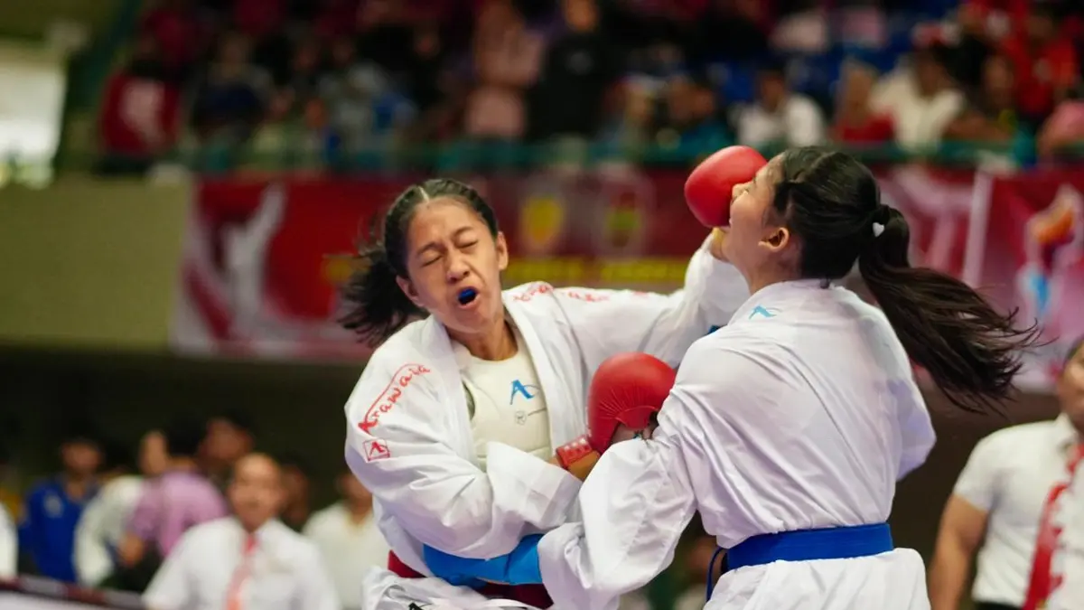 MEMBANGGAKAN: Shalsabila Erika Kanasawa (merah) karateka Jombang peraih medali emas pada nomor kumite -55 kg senior putri di Yogyakarta, (28-30/8). (Wenny Rosalina/Radar Jombang)