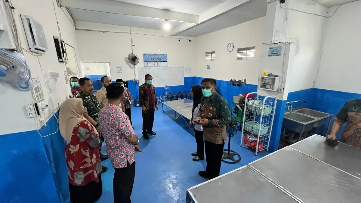 Satgas Makan Bergizi Gratis (MBG) Kabupaten Jombang saat melakukan inspeksi mendadak (sidak) di SPPG Mangunan, Kecamatan Kabuh, Kamis (3/9) siang.  (Achmad RW/Radar Jombang)