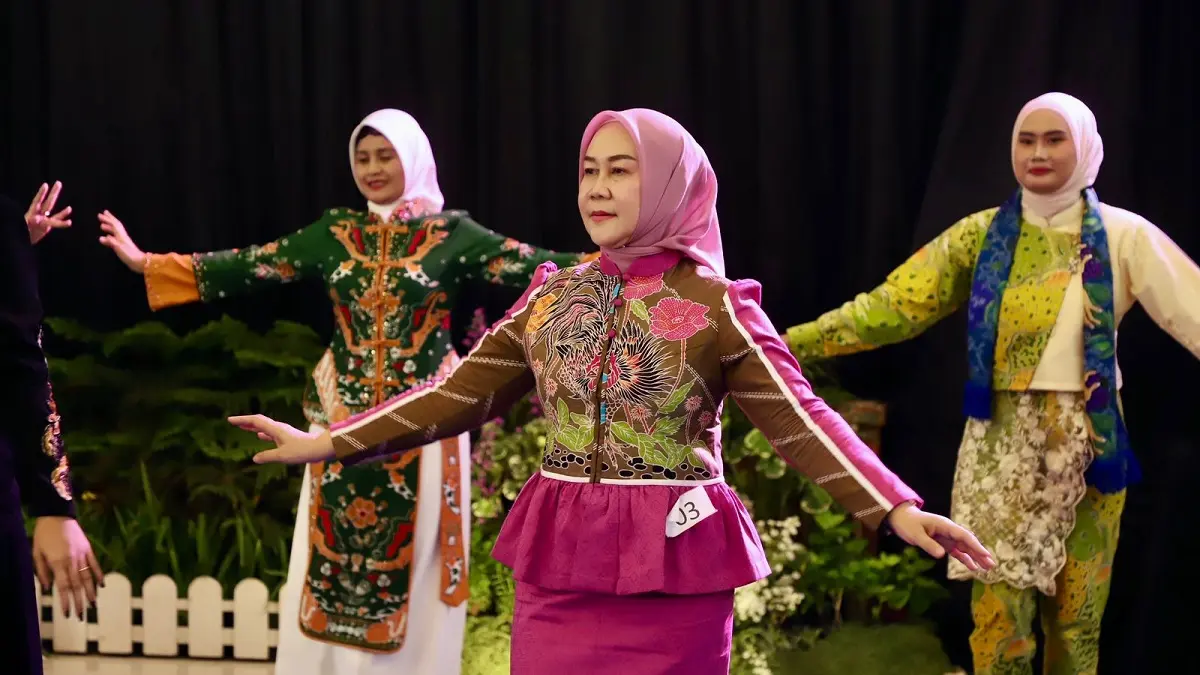 ANGGUN: Ketua Dekranasda Kabupaten Jombang, Yuliati Nugrahani Warsubi, mengenakan batik khas Jombang di panggung Batik In Motion 2026 di Kota Probolinggo, Jumat (4/9). (IST)