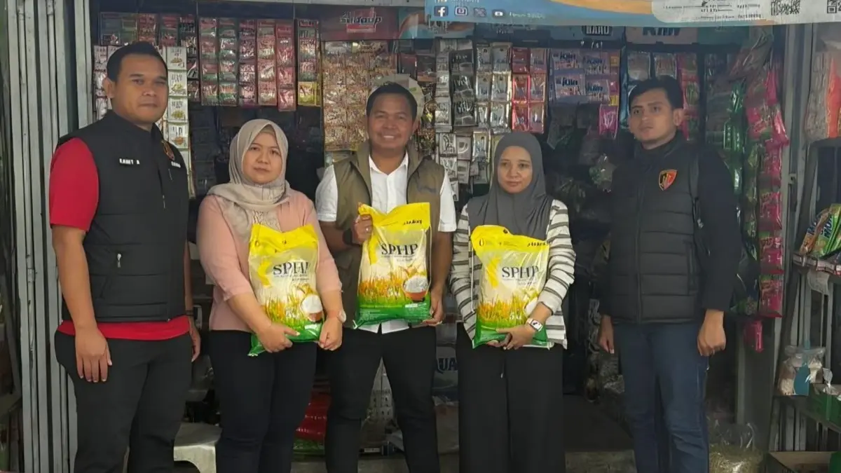 TURUN GUNUNG: Pimpinan Cabang Bulog Mojokerto, Muhammad Husin (tengah), bersama Disdagrin dan Satgas Pangan Polres Jombang melakukan pengecekan ke Pasar Pon, Jombang. (IST)