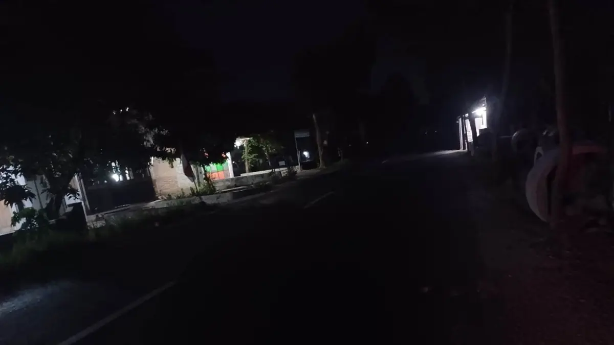 BIKIN GELAP: Kondisi PJU di ruas Blimbing-Gudo, Jombang yang padam akibat kabel grounding hilang, Jumat (5/9) malam. (Ainul Hafidz/Radar Jombang)