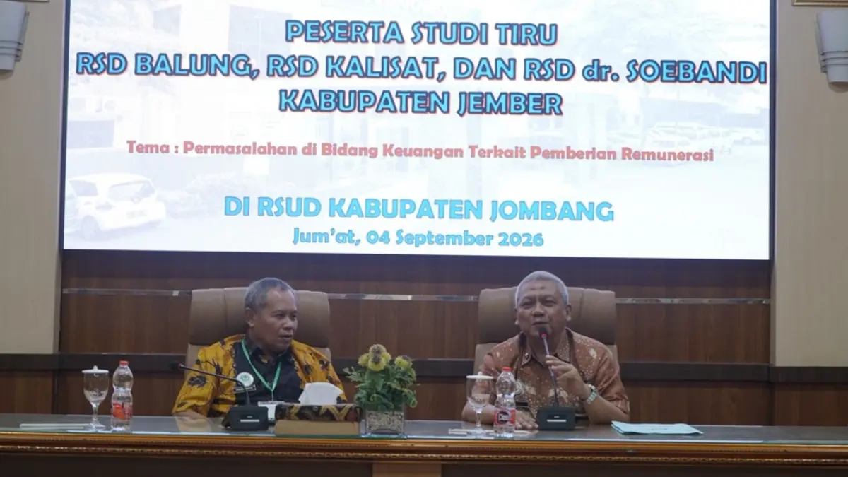 KOMPAK: Direktur RSUD Jombang, dr Pudji Umbaran MKP bersama tim RSUD Jember Raya, Jumat (4/9). (Anggi Fridianto/Radar Jombang)