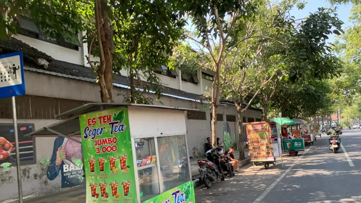 MASIH MARAK: PKL berjualan di zona merah Jl KH Ahmad Dahlan, Jombang, (6/9). (Azmy Endiyana/Radar Jombang)