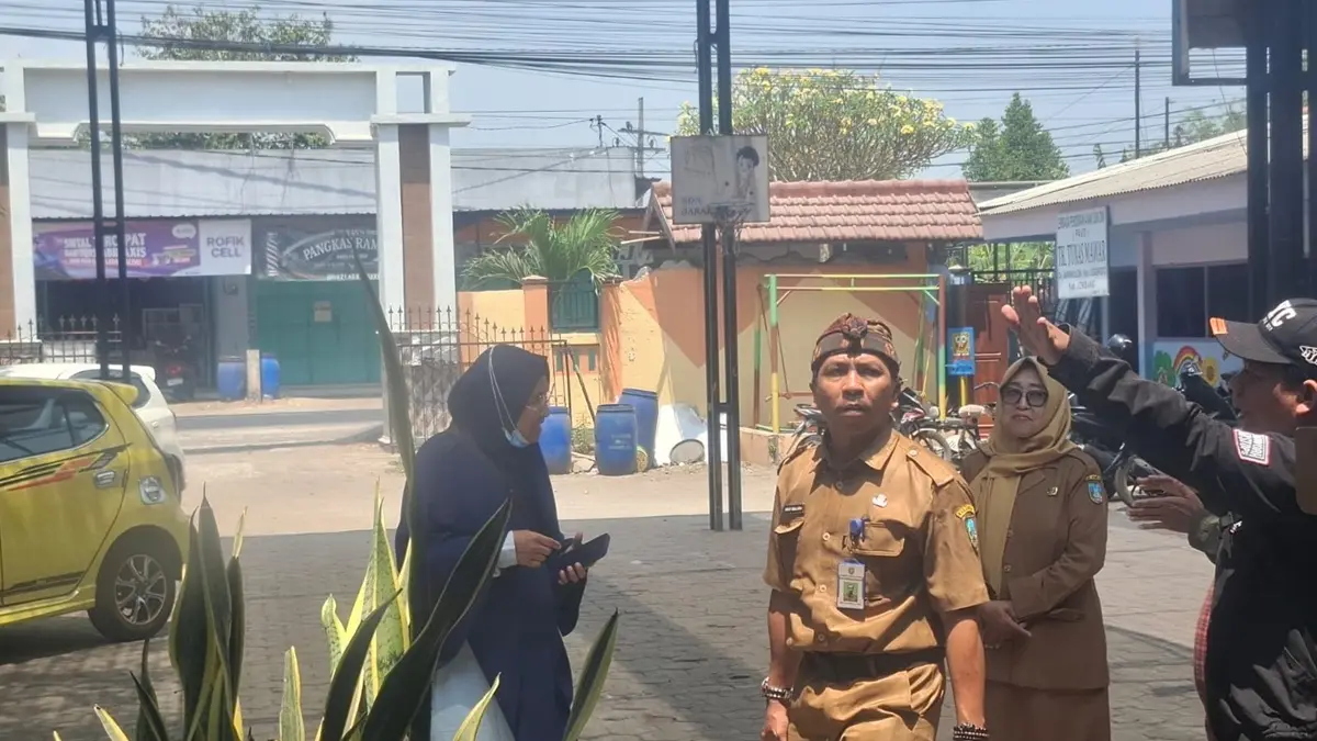 PERIKSA: Kepala Seksi Kelembagaan dan Sarana Prasarana Bidang Pembinaan SD Disdikbud Jombang, Ahmad Jalaluddin bersama konsultan dan pemborong melakukan pengecekan ke SDN Jarak 1. (Wenny Rosalina/Radar Jombang)