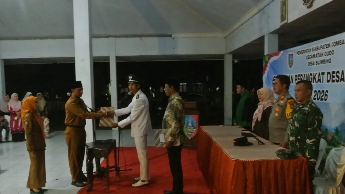 JALANKAN RODA PEMERINTAHAN: Kepala Desa Blimbing Wahyu Hidayat melakukan pelantikan perangkat Desa Blimbing, Gudo, Jombang, Minggu (6/9) malam. (Dwi Aris/Radar Jombang)