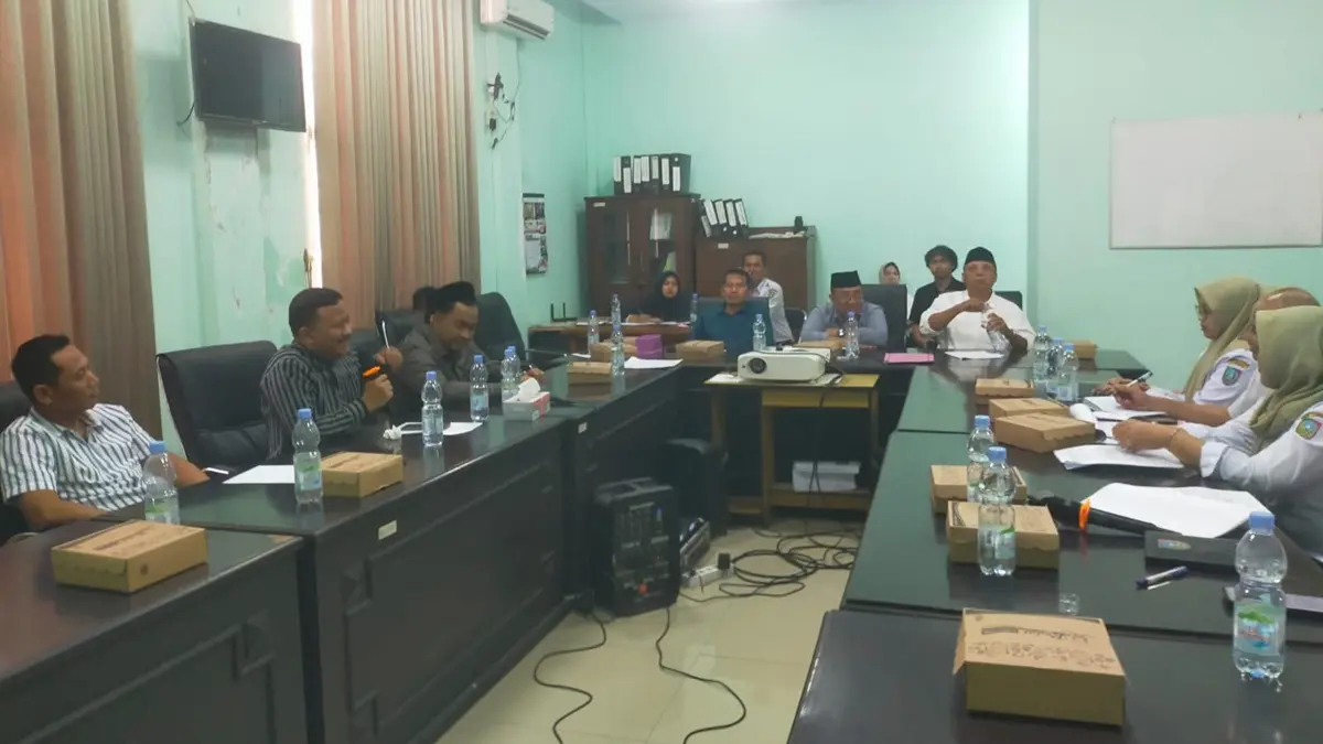 SERIUS: Komisi A DPRD saat membahas pemberhentian Sekdes Bakalan, Kecamatan Sumobito, Jombang, Rabu (9/9). (Azmy Endiyana/Radar Jombang)