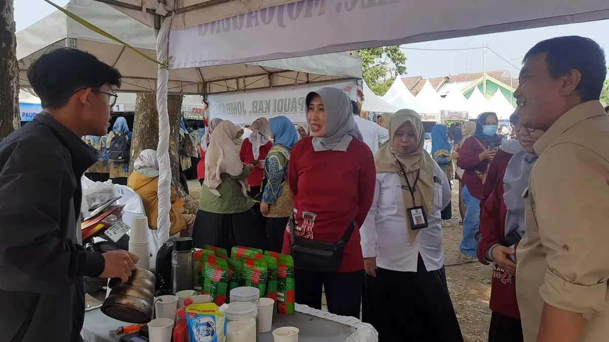 SETARA: Kepala Disdikbud Kabupaten Jombang, Wor Windari, interaksi bersama siswa pendidikan kesetaraan di halaman Disdikbud, Rabu (9/9). (Wenny Rosalina/Radar Jombang)
