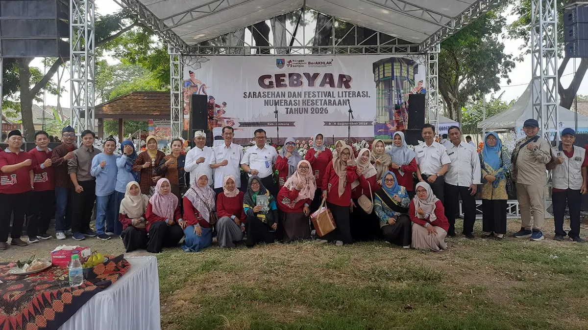 TELADAN: Kepala Disdikbud Kabupaten Jombang, Wor Windari (tengah), bersama tamu undangan. (Wenny Rosalina/Radar Jombang)