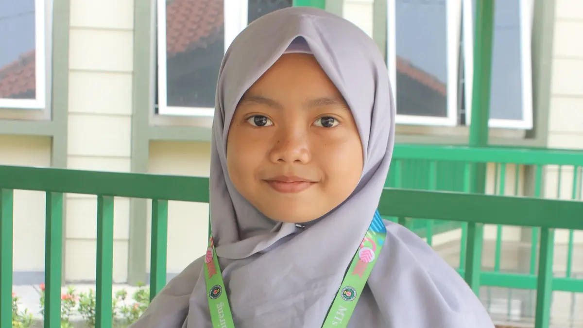 Zahra Sajida Fauzani, Kelas 7 Salaf 1 MTs Madrasatul Qur’an Tebuireng Putri, Jombang. (Rojiful Mamduh/Radar Jombang)