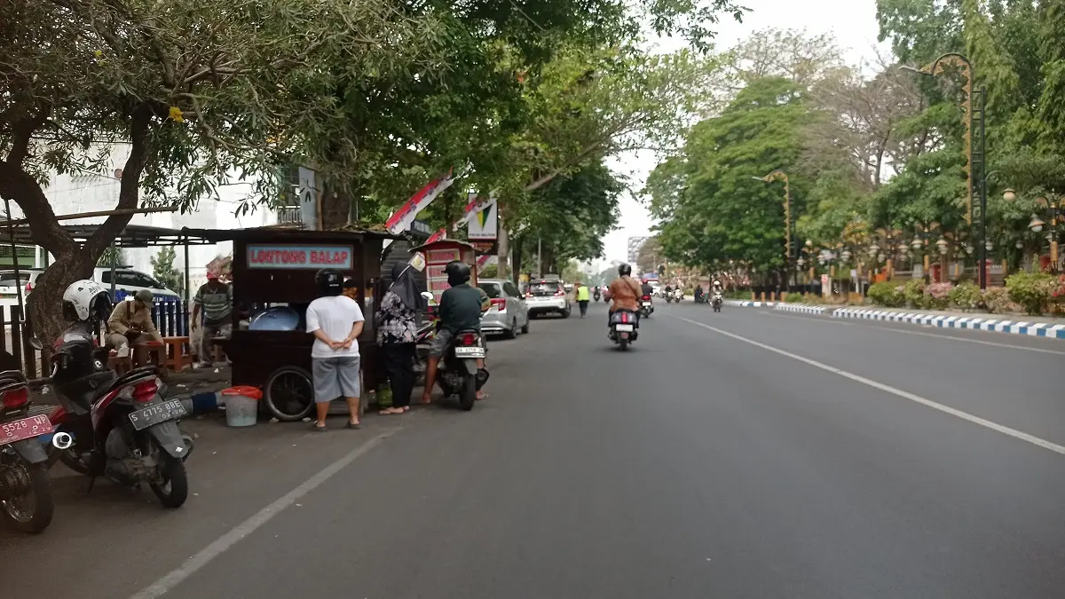 DILANJUTKAN: Proyek trotoar Jl Gus Dur, Jombang sisi utara segera dikerjakan, (10/9). (Ainul Hafidz/Radar Jombang)