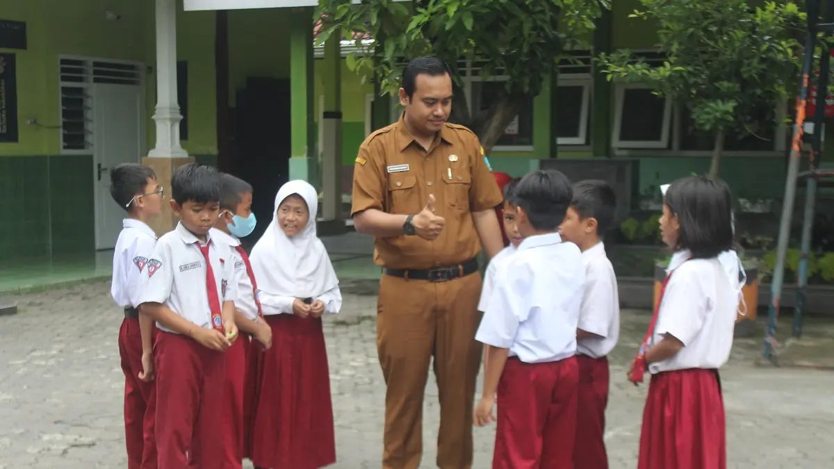 DIPERPANJANG: Muhammad Nashir, salah satu PPPK Paruh Waktu di SDN Jombatan 3, Jombang saat menjalani pembelajaran di luar kelas, PK M Nashir diusulkan untuk diperpanjang. (Wenny Rosalina/Radar Jombang)
