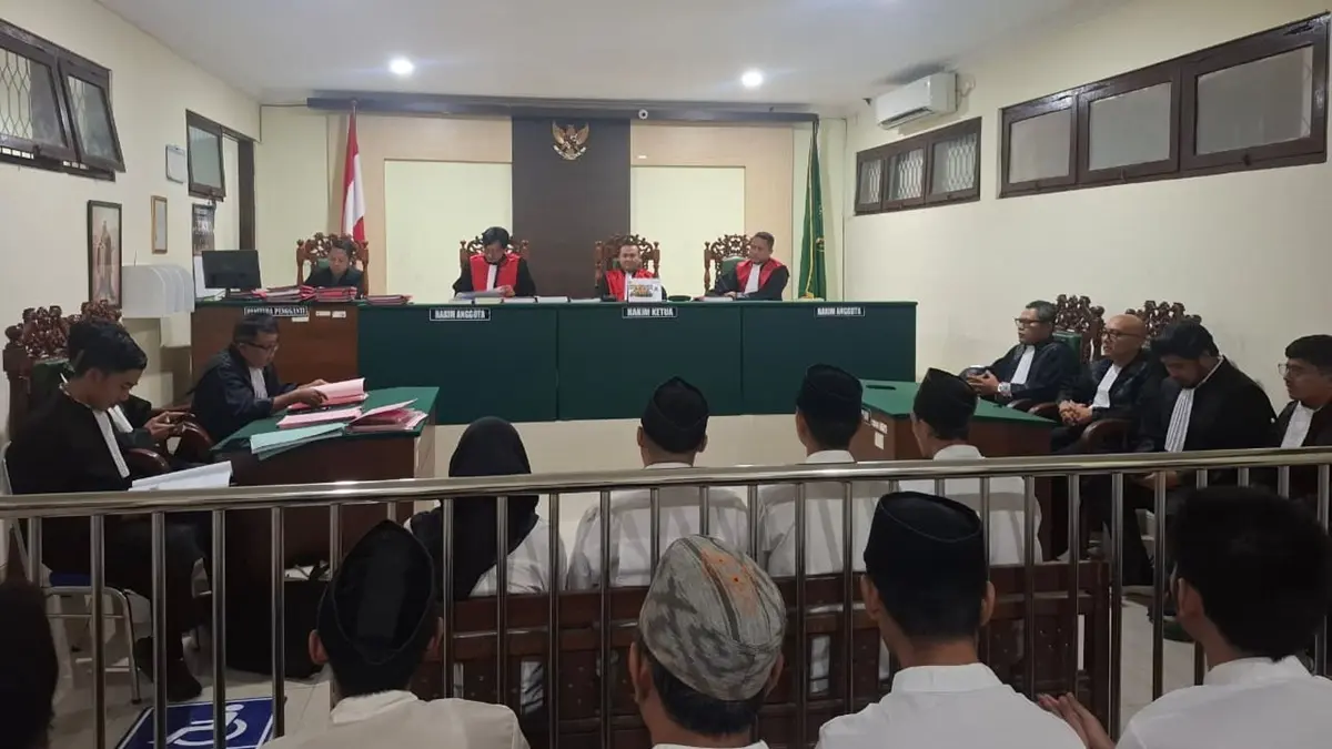 Empat terdakwa kasus greenhouse ganja di Desa Mojongapit, Kecamatan Jombang divonis lebih ringan dari tuntutan jaksa penuntut umum (JPU), Selasa (1/9). (Achmad RW/Radar Jombang)