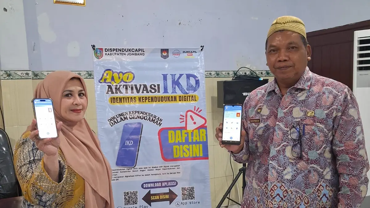 GENCAR: Petugas Dispendukcapil Jombang saat sosialisasi dan aktivasi IKD. (Ainul Hafidz/Radar Jombang)