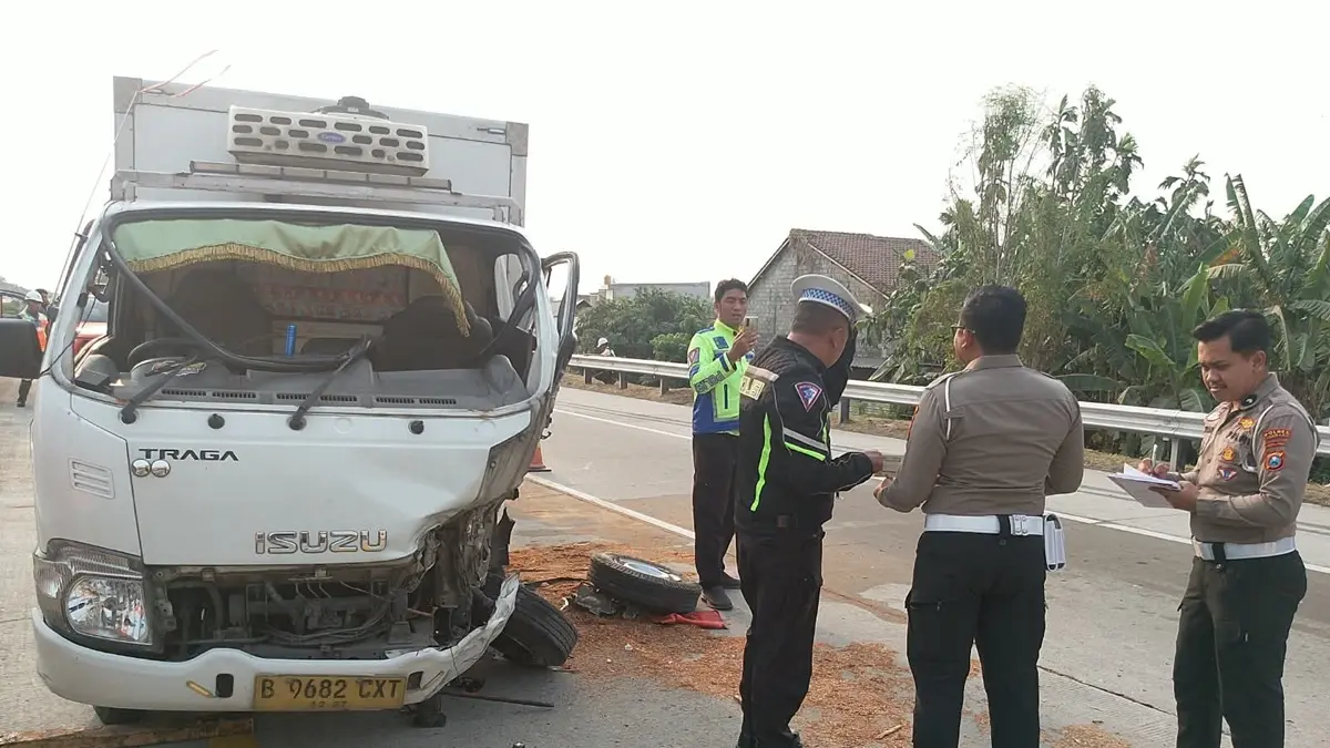 Kecelakaan tunggal terjadi di Tol Jombang-Mojokerto (Jomo) KM 697+100 jalur A, Desa Watudakon, Kecamatan Kesamben, Rabu (9/9). (Achmad RW/Radar Jombang)