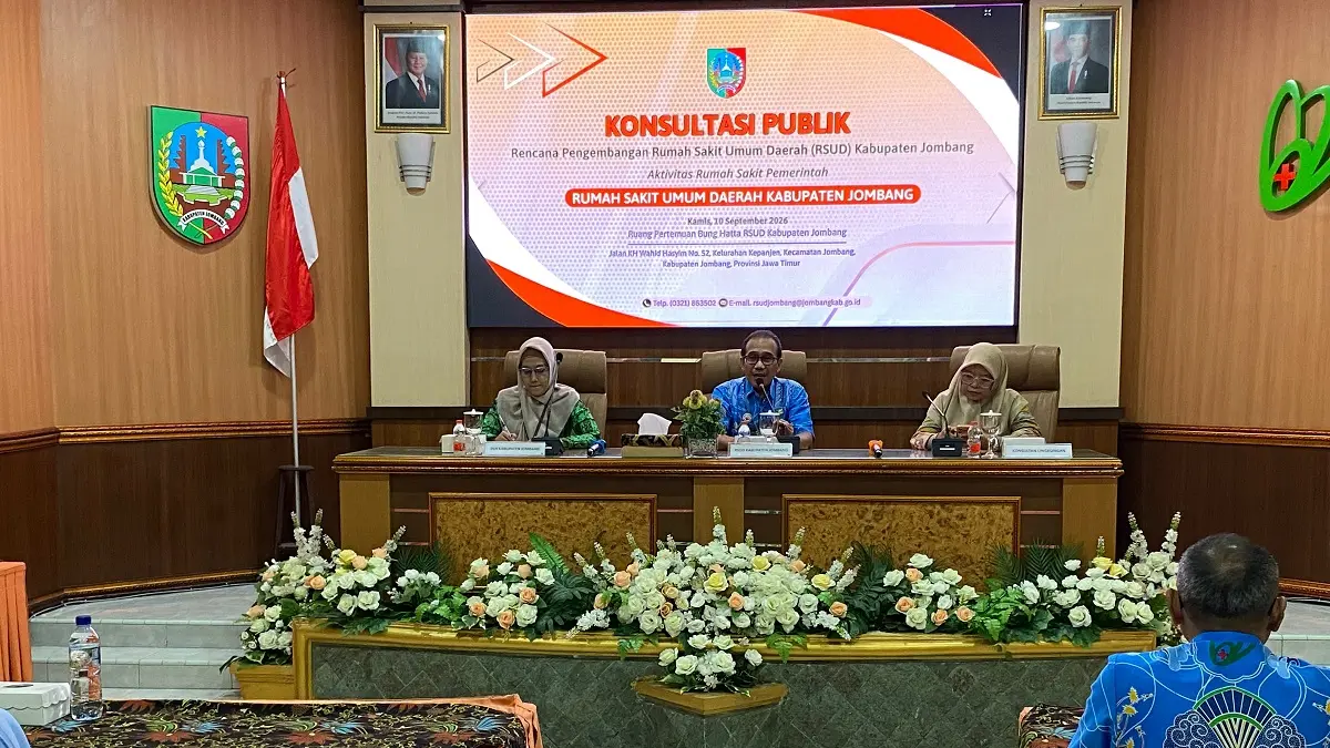 KOMPAK: Wakil Direktur Umum dan Keuangan RSUD Jombang, Anang Sumariono, bersama peserta konsultasi publik terkait AMDAL, Kamis (10/9).  (Anggi Fridianto/Radar Jombang)