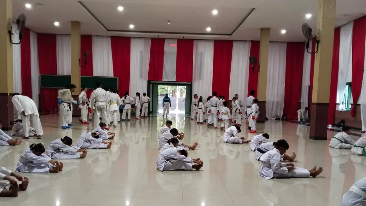 PERSIAPAN: Karate Dojo Satria Jombang saat latihan di aula Kodim 0814 Jombang, (21/8). (Wenny Rosalina/Radar Jombang)