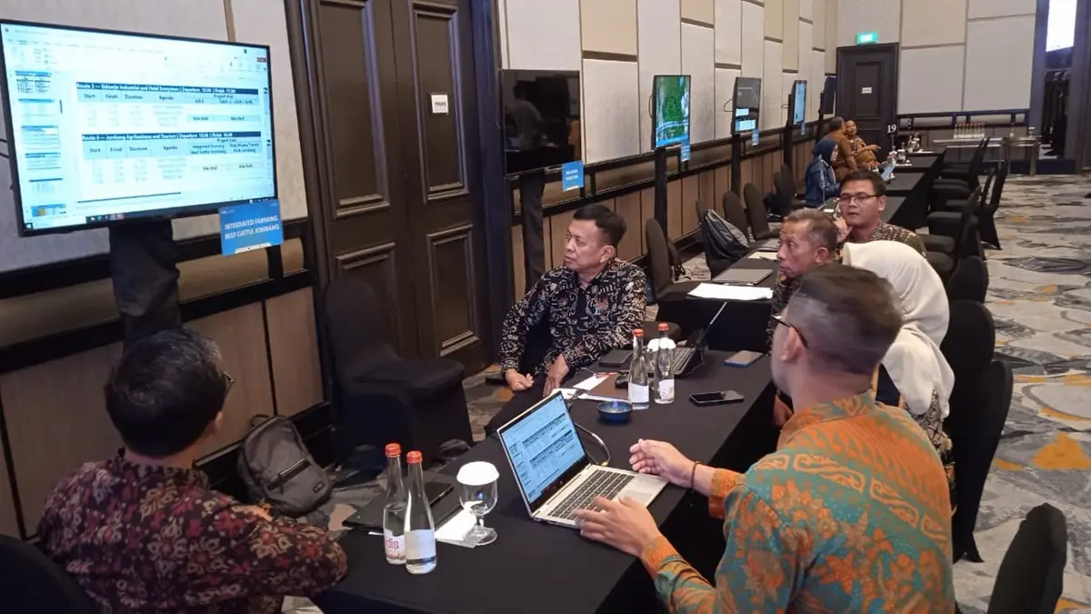 SERIUS: Perwakilan Pemkab Jombang paparan proyek investasi atau IPRO budidaya sapi potong Jenisgelaran. (IST)