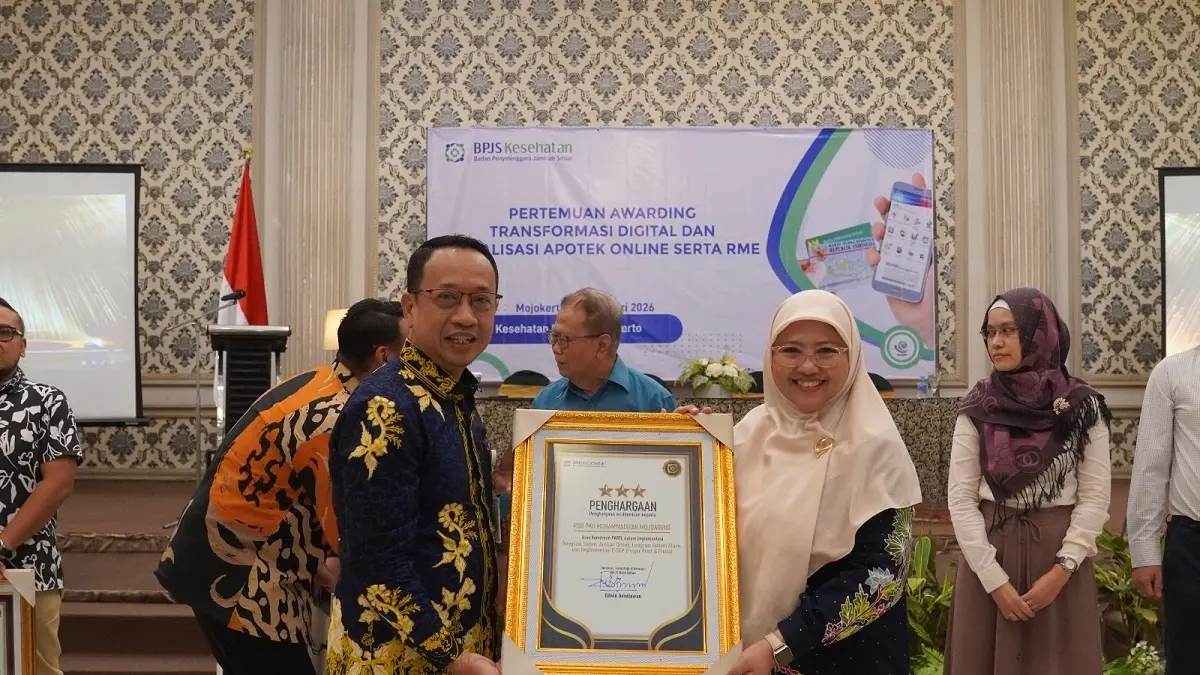 APRESIASI: dr. Dwi Rizki Wulandari, M.Pd, Direkrur RSU PKU Muhammadiyah Mojoagung, Jombang, menerima penghargaan dari BPJS Kesehatan di Mojokerto. (Wenny Rosalina/Radar Jombang)