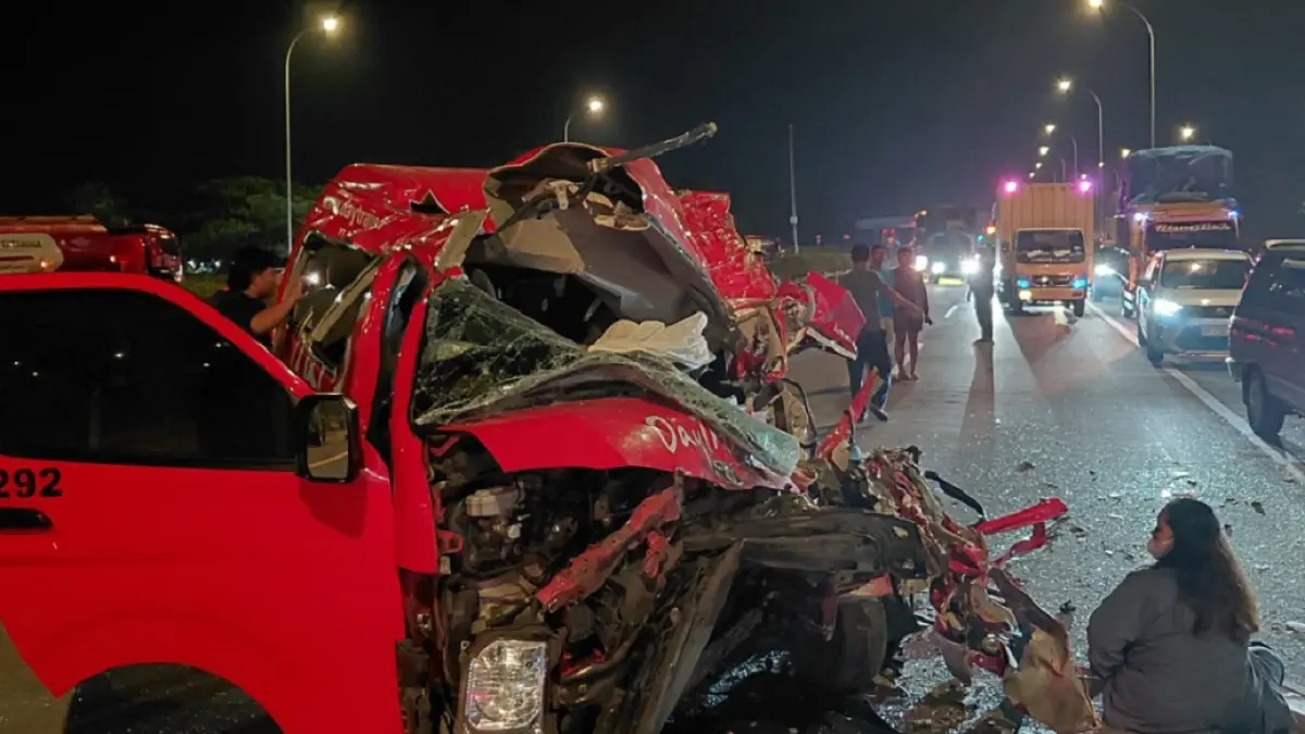 HANCUR: Kondisi Toyota Hiace nopol L 7178 AH rusak parah usai menabrak bagian belakang truk bermuatan gipsum di ruas Tol Jombang-Mojokerto KM 687+200 jalur B, Jumat (11/9) malam. (IST)