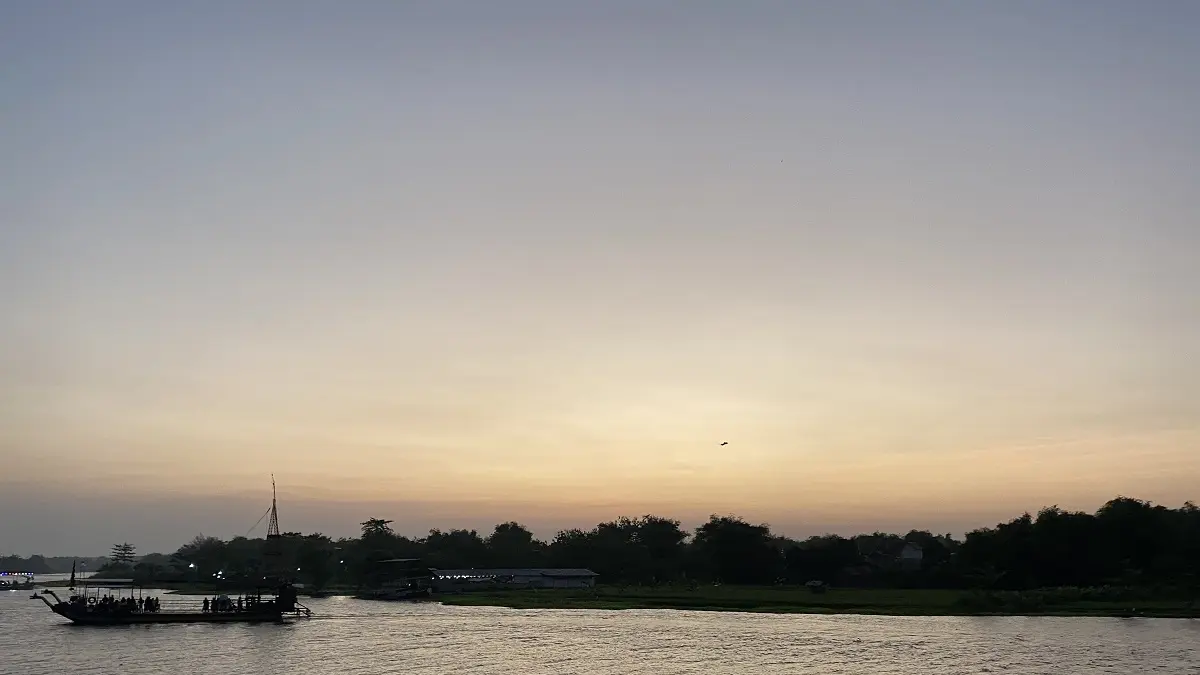 JADI WISATA: Sejumlah perahu tambang di Kecamatan Megaluh, Jombang beroperasi 24 jam non-stop, Sabtu (12/9) petang. (Anggi Fridianto/Radar Jombang)